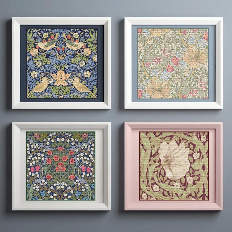 Op de afbeelding: Vier ingelijste prints met bloemen- en vogelontwerpen. De print linksboven heeft een blauwe achtergrond met twee vogels en bloemen. De print rechtsboven heeft een groene achtergrond met een bloemenpatroon. De print linksonder heeft een donkerblauwe achtergrond met rode bloemen en witte stippen. De print rechtsonder heeft een bordeauxrode achtergrond met een grote witte bloem en groene bladeren.