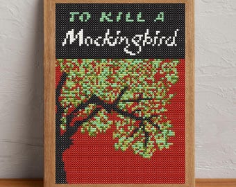 Könnte beinhalten: Ein gerahmtes Kreuzstich-Stickbild mit dem Text "TO KILL A Mockingbird" in weißer und hellgrüner Schrift über einer stilisierten schwarzen Baumsilhouette mit grünen Blättern vor einem leuchtend roten Hintergrund in einem hellen Holzrahmen.