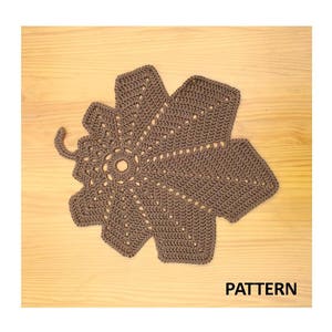 A crochet pattern from Nancy Brown-Designer - a pattern for the best little hexagonal mats... Perfect little hexagon shaped mats for everyday use, for decorating the kitchen table, picnic table or any table. A casual home decor accessory.