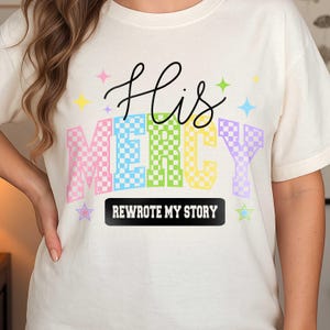 Scacchiera La Sua Misericordia ha riscritto la mia storia SVG PNG, Donne cristiane preppy Png, Gesù di tutti i giorni alla moda Svg, Versetto della Bibbia Svg, Citazione di fede Png