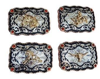Puede incluir: Cuatro hebillas rectangulares con diseños intrincados. Cada hebilla presenta un centro plateado con una figura dorada, que incluye una cabeza de caballo, un vaquero a caballo, un caballo encabritado y un longhorn. Las hebillas tienen bordes negros con detalles rojos.