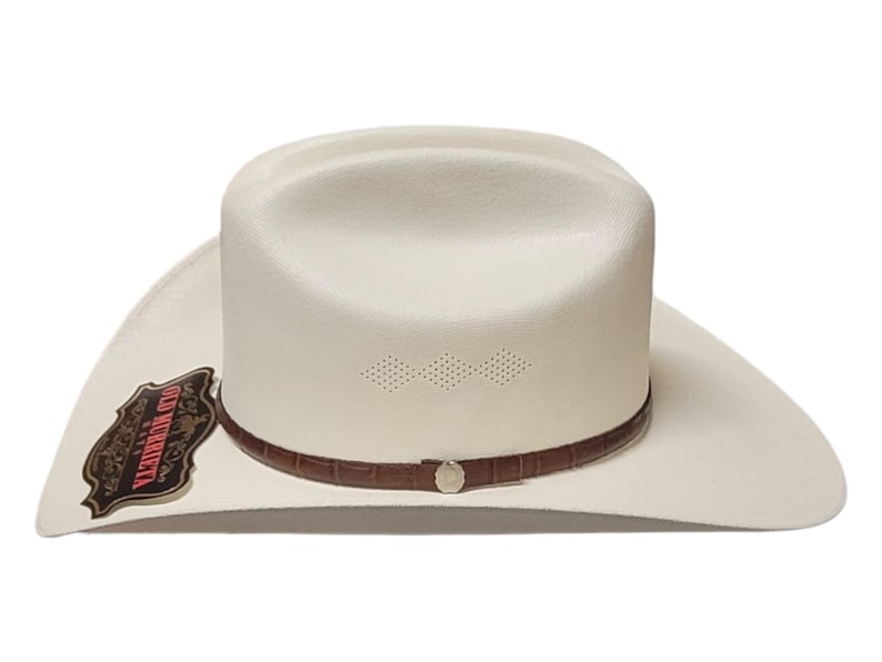 Puede incluir: Un sombrero de vaquero blanco con una banda de cuero marr&oacute;n y una hebilla plateada. El sombrero tiene una forma cl&aacute;sica con un ala ancha y una corona ligeramente hundida. El sombrero tiene una etiqueta decorativa que dice "Old Marietta".