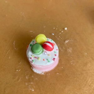 Macaron Cake Realistic Miniature Cakes, 1:12 Scale Dollhouse Food, Fake Clay Desserts for Bakery Diorama Kawaii Decor Miniature Round Bread