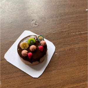 Chocolate Strawberry Miniature Fake Cakes for Dollhouse, 1:12 Scale Mini Food, Handmade Clay Dessert Decor, Realistic Miniature Bakery Set