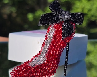 Handgefertigte, perlenbesetzte rote Absatzbrosche – Elegante Schuhnadel mit hohem Absatz – Modeschmuck-Geschenk