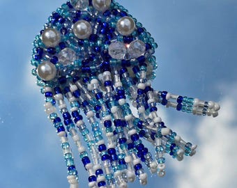 Brillo oceánico: broche de medusa con cuentas
