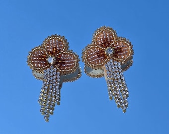 Elegante goldene Ohrhänger mit Perlen und Strassfransen