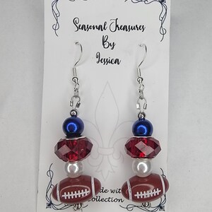 Handgemaakte rode en blauwe voetbaloorbellen met kralen