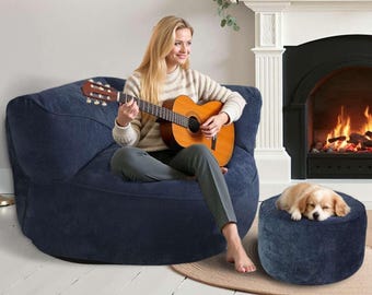 Sofá puf individual: Un cómodo sofá azul oscuro con otomana