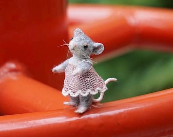 Needle Felted Girl Mouse in Pink Dress-An Adorable & Unique Woolen Sculpture-Perfect Gift for Animal lovers/Best Friends/Girls