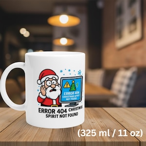 Könnte beinhalten: Weißer Keramikbecher mit einem humorvollen Weihnachtsdesign. Der Becher zeigt einen Cartoon-Weihnachtsmann, der besorgt neben einem Computerbildschirm mit der Meldung "ERROR 404" aussieht. Fassungsvermögen: 325 ml.
