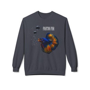 Moletom unissex com estampa de peixe, camisa com letras coloridas contrastantes, suéter de gola redonda macio, blusa aconchegante, suéter com estampa de peixe, casual