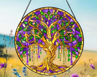 Puede incluir: Una vidriera redonda con un diseño de árbol. El árbol tiene un tronco y ramas doradas, con hojas moradas y verdes. La ventana está enmarcada en negro y cuelga de una cadena.