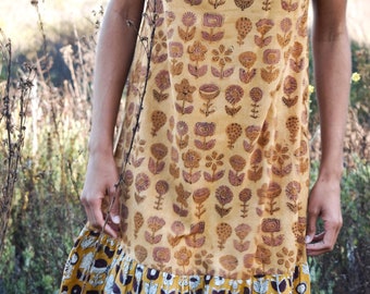 Vestido Sharon sin mangas con volantes y estampado floral en bloque