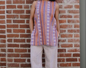 Conjunto de ropa de verano para mujer: top sin mangas con estampado de bloques y pantalón corto con estampado de rayas.