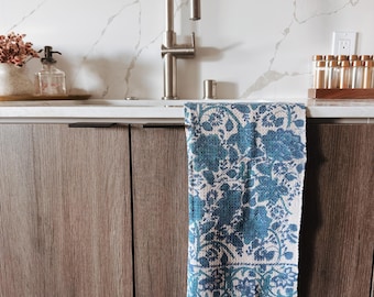 Toallas de mano de algodón khadi con estampado floral azul y blanco con flecos y tejido gofrado (juego de 2)