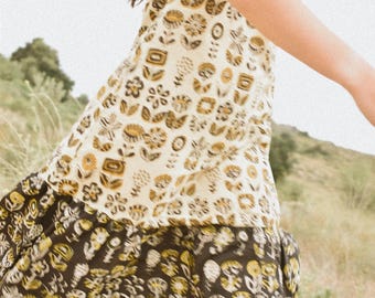 Vestido Sharon con volantes, sin mangas, estampado floral en negro, amarillo y tostado