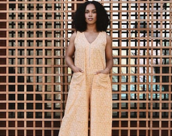 Mono sin mangas de algodón con estampado floral amarillo en bloque, cremallera frontal y dos bolsillos laterales