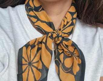 Pañuelo bandana Chai de algodón con estampado floral en amarillo dorado