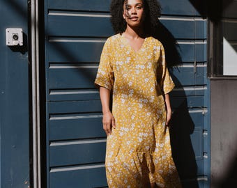 Vestido midi amarillo de verano con volantes y estampado floral.