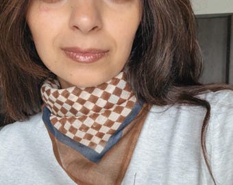 Pañuelo bandana de algodón marrón cacao con estampado de bloques y cuadros