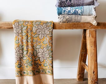 Toalla de baño de algodón Freyja Khadi con estampado floral amarillo y verde - Tejido gofrado