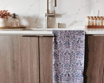 Toallas de mano de algodón khadi con estampado floral en color lavanda y morado con flecos, tejido gofrado (juego de 2)