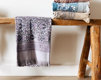 Toalla de baño de algodón Hera Khadi con estampado floral morado y lavanda - Tejido gofrado