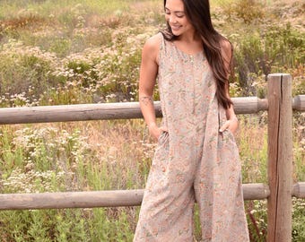 Mono Emma de pana sin mangas, gris claro, con estampado floral y estampado en bloque