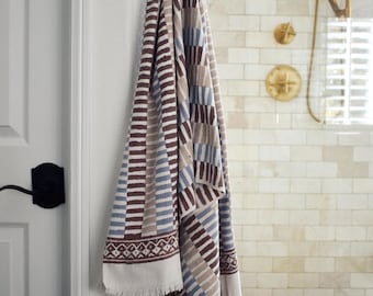 Toalla de baño de algodón khadi con estampado en bloque: tejido gofre con rayas azules y marrones