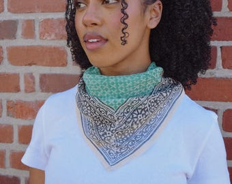 Pañuelo tipo bandana de algodón con estampado floral integral, ideal para primavera.