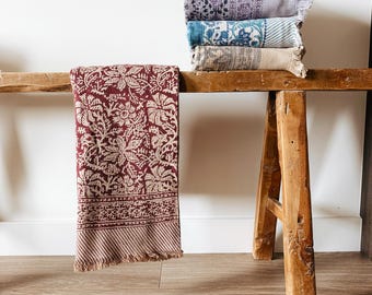 Toalla de baño de algodón Circe Khadi con estampado floral rojo y beige - Tejido gofrado