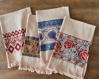 Toallas de mano de algodón Khadi con estampado de bloques, flecos florales y tejido de gofre (juego de 2)