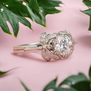 Anillo único inspirado en una libélula Art Déco, anillo vintage con forma de insecto, anillo de compromiso con diamante moissanita de talla redonda, anillo de boda