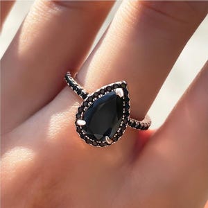 Black Pear & Round Moissanite Diamond Ring, Teardrop Halo Ring, Women&#39;s Gemstone Ring, 14K Rose Gold Engagement Ring, Wedding Bridal Ring