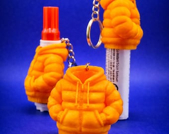 Llavero con forma de chaqueta acolchada impreso en 3D con mini quitamanchas.