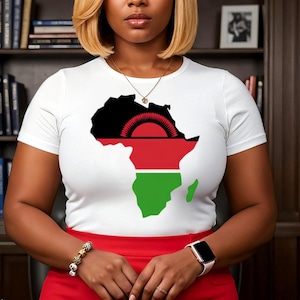 Puede incluir: Una mujer con una camiseta blanca con un contorno negro y verde del continente africano con la bandera de Malaui en él. También lleva una falda roja y un reloj en su muñeca izquierda.