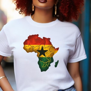 Könnte beinhalten: Ein weißes T-Shirt mit einem Aufdruck des afrikanischen Kontinents auf der Vorderseite. Der Aufdruck ist in den Farben der ghanaischen Flagge: rot, gelb, grün und schwarz. Der Aufdruck enthält auch einen schwarzen Stern in der Mitte.