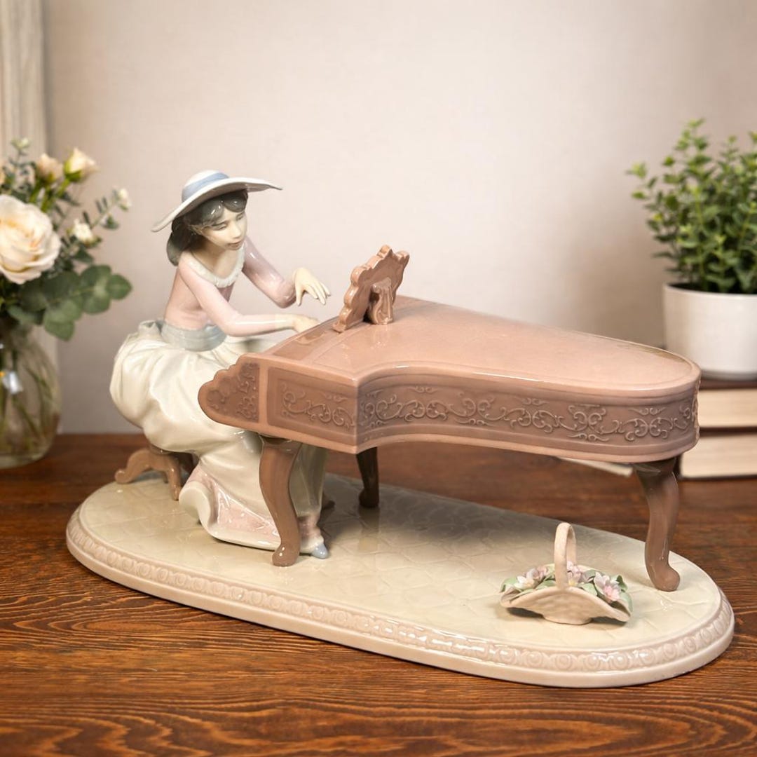 未使用　LLADRO かわいい！　台座付き Vintage Lladro Porcelain Figurine, Spring Recital Girl at Piano