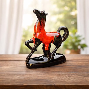 Figurine vintage en poterie Canuck de la gamme Evangeline Ware en rouge noir, glaçure lave goutte, décoration rétro, cadeau équestre pour amateur de chevaux