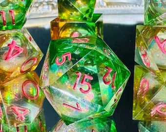Gele en groene dobbelstenen met vloeibare kern. DnD-dobbelstenenset, harsdobbelstenenset, een cadeau voor DnD-speler, RPG-dobbelstenenset, dragon d&d dice