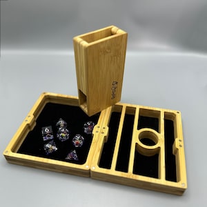 Torre de dados plegable de madera, torre de dados portátil, soporte para dados, caja de almacenamiento de dados con hacha medieval, regalo para jugadores de D&D, dados de rol, accesorio de D&D.