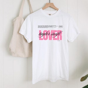 LOVER Tshirt - Vintage 70er Jahre Vinyl Band T-Shirt niedlich oversized Fit - Album Song Titel Tracklist - Dezentes SWIFTIE SHIRT Lover Album Era T-Shirt