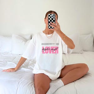 LOVER Tshirt - Vintage 70er Jahre Vinyl Band T-Shirt niedlich oversized Fit - Album Song Titel Tracklist - Dezentes SWIFTIE SHIRT Lover Album Era T-Shirt