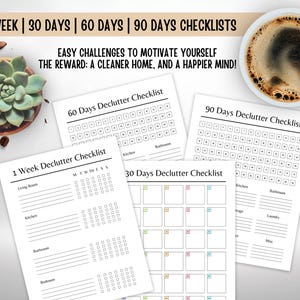 K&ouml;nnte beinhalten: Checklisten zum Entr&uuml;mpeln f&uuml;r 1 Woche, 30, 60 und 90 Tage, mit dem Text "EASY CHALLENGES TO MOTIVATE YOURSELF THE REWARD: A CLEANER HOME, AND A HAPPIER MIND!". Das Bild zeigt eine Sukkulente und eine Tasse Kaffee.