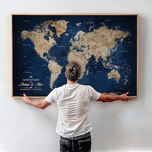 Arte mural de mapa del mundo personalizado: lienzo con mapa del mundo enmarcado con chinchetas, arte mural personalizado, regalo personalizado para parejas, aniversarios o bodas.
