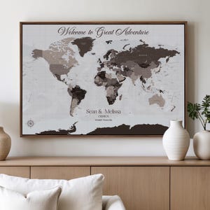 Tela personalizada com mapa-múndi em formato de alfinete: arte de viagem personalizada, feita à mão nos EUA