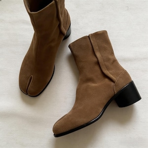 Handgefertigte Tabi-Stiefel aus Wildleder | Braune lange Lederstiefel mit geteilter Zehenpartie | Maßgefertigte kniehohe Schuhe | Minimalistisches Schuhwerk im japanischen Stil