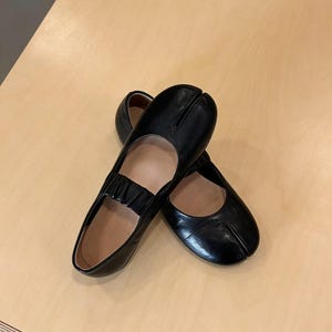 Handgemaakte leren flats met gespleten neus | Minimalistische zwarte balletschoenen | Ambachtelijk handgemaakt leren schoeisel | Comfortabele schoenen voor elke dag