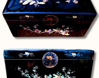 Joyero chino vintage de laca negra con incrustaciones de nácar e interior rojo.